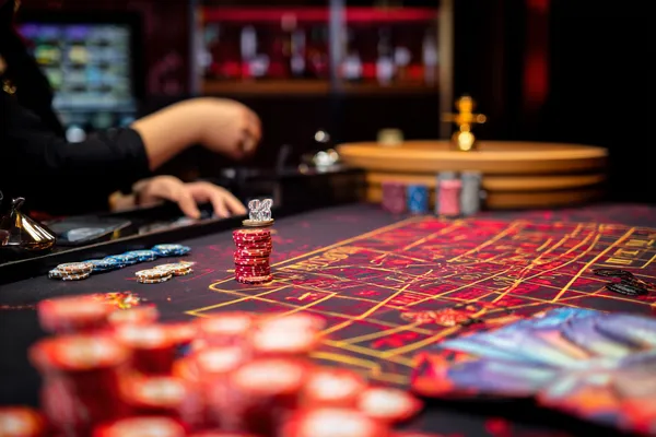 একটি জ্বলজ্বলে রুলেট চাকা এবং ছড়িয়ে থাকা চিপস — যা KRIKYY–এর লাইভ ও ইনস্ট্যান্ট-উইন গেমের আকর্ষণকে ফুটিয়ে তোলে।